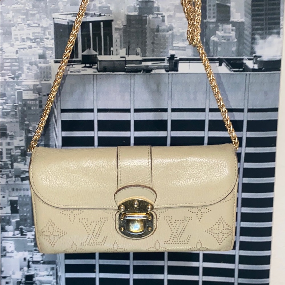 Louis Vuitton  Mahina Cream long wallet with Elegant Design